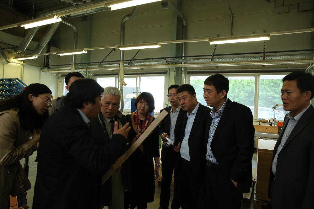 國(guó)家工信部、國(guó)家標(biāo)準(zhǔn)化委員會(huì)、德國(guó)經(jīng)濟(jì)和能源部在德國(guó)萊比錫召開(kāi)了《中德智能制造/工業(yè)4.0標(biāo)準(zhǔn)化工作組會(huì)議》。會(huì)議期間，一行人參觀了位于德國(guó)萊比錫的德國(guó)國(guó)寶博蘭斯勒鋼琴?gòu)S
